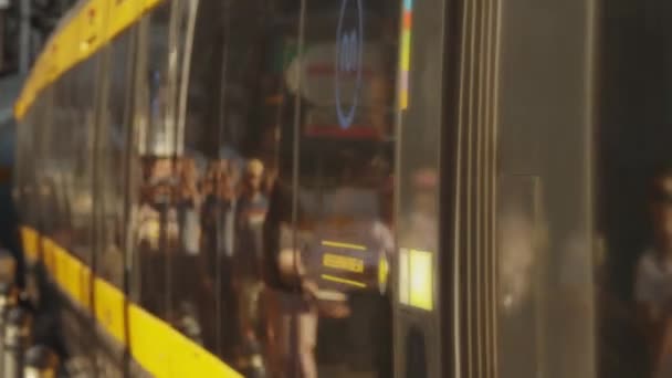 Eine Straßenbahn Der Stadt Kam Aus Nächster Nähe Zeitlupe — Stockvideo