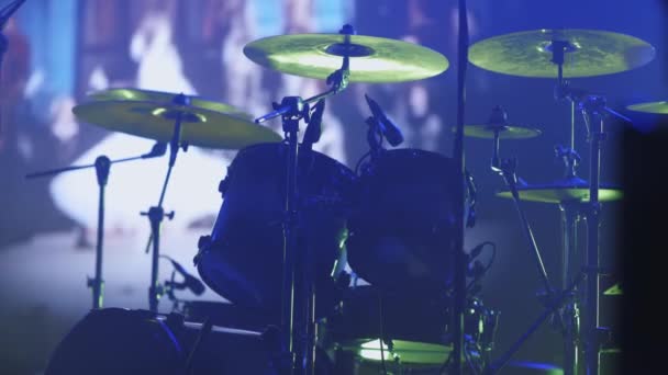 Een Drummer Ondergedompeld Performance Benadrukt Door Zachte Verlichting Een Donker — Stockvideo