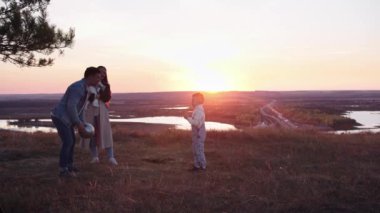 Çimlerle kaplı bir tarlanın tepesinde duran bir çift insan.