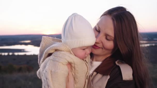 Una Mujer Sosteniendo Bebé Sus Brazos — Vídeos de Stock