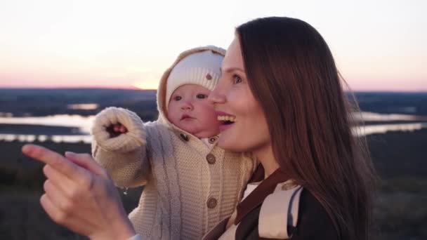 彼女の腕の中で赤ん坊を保持している女性 — ストック動画