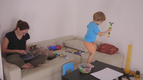 Жінка Сидить Дивані Поруч Маленьким Хлопчиком — стокове відео