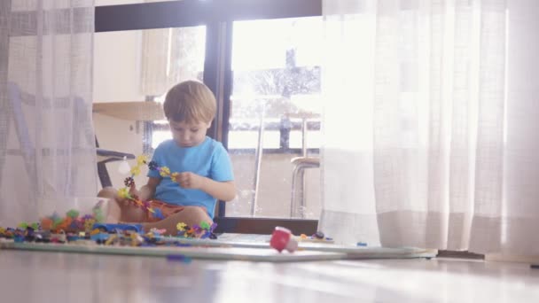 Młody Chłopiec Bawiący Się Zabawkami Podłodze — Wideo stockowe