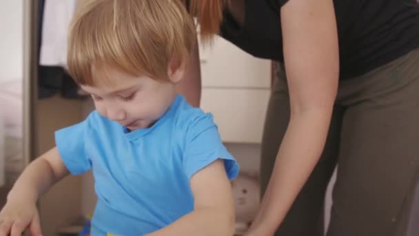 Mama Bierze Siebie Koszulę Małego Chłopca Rodzina Domu Zbliżenie — Wideo stockowe