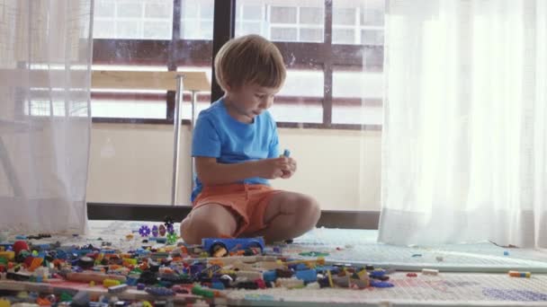 Een Jonge Jongen Zittend Vloer Voor Speelgoed — Stockvideo