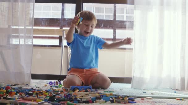 Een Jongetje Dat Met Speelgoed Grond Zit Spelen — Stockvideo
