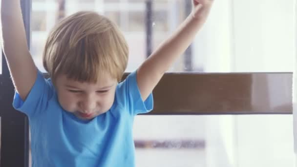 Malý Chlapec Který Stojí Před Oknem — Stock video
