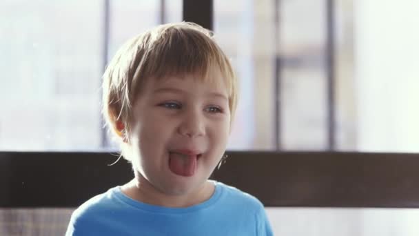 Ένα Μικρό Αγόρι Που Κάνει Αστεία Γκριμάτσα Γλώσσα Του — Αρχείο Βίντεο