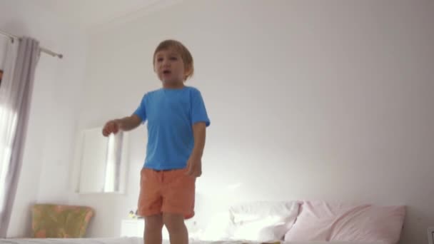 Ein Kleiner Junge Steht Auf Einem Bett — Stockvideo