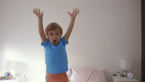 Młody Chłopak Skaczący Łóżku Rękami Górze — Wideo stockowe