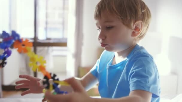 部屋で玩具で遊んでいる小さな男の子 — ストック動画