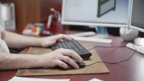 男がコンピュータのキーボードに入力している — ストック動画