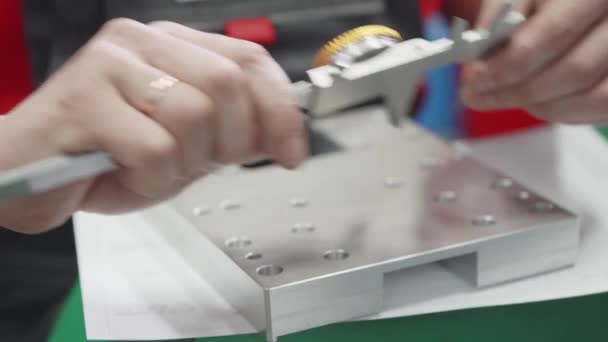 Eine Person Arbeitet Einem Metallenen Gegenstand — Stockvideo