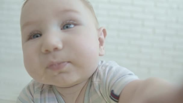 Małe Dziecko Sięga Kamerę Ślini Się Środek Strzału — Wideo stockowe