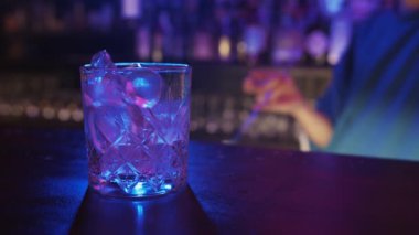 Masadaki bir bardağın yakın çekimi.