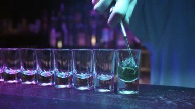 Birisi bardağa kaşık koyuyor.