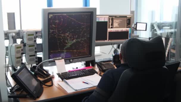 Sala Controle Navegação Aeroporto Homem Trabalhando Com Monitor Com Caminhos — Vídeo de Stock