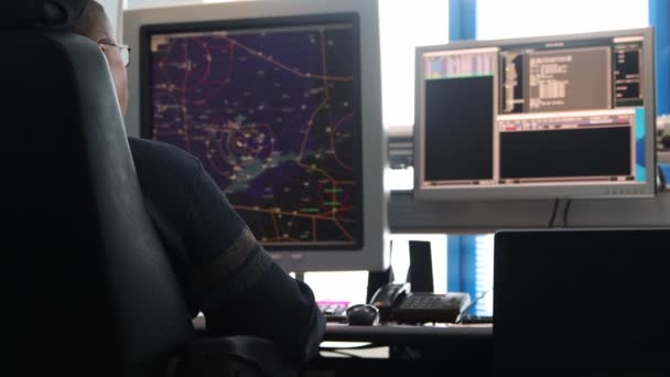 Havaalanındaki Seyir Kontrol Odası Haritada Uçuş Yolları Olan Bir Monitörle — Stok video