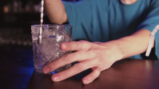 Nahaufnahme Einer Person Mit Einem Glas Wasser — Stockvideo