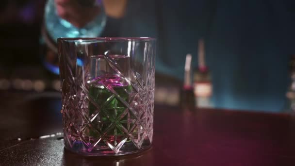 玻璃杯放在桌子上的近照 — 图库视频影像