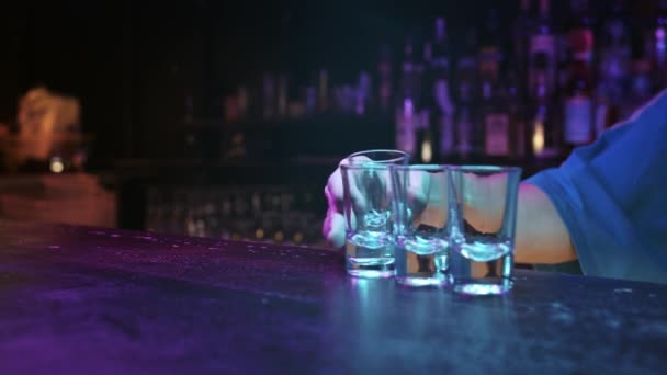 Eine Bar Mit Drei Gläsern Auf Der Theke — Stockvideo