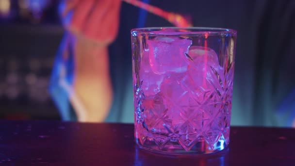 Ein Glas Eis Auf Einem Tisch Mit Einer Person Hintergrund — Stockvideo