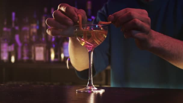 Bir Adam Bir Bardak Şarabın Içinde Kaşık Tutuyor — Stok video