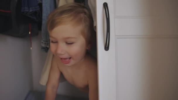 Little Boy Hrát Hledat Skrývat Kabinetu Šťastné Dobrodružství — Stock video