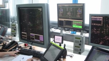 10-02-2021 KAZAN, RUSSIA, Kazan Uluslararası Havalimanı: navigasyon odası ve havaalanındaki işyeri - haritada uçuş yolları olan izleme. Orta çekim