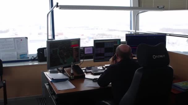 2021 Kazan Russia Kazan International Airport 机场的导航室 一位在工作场所工作和打电话的老人 — 图库视频影像