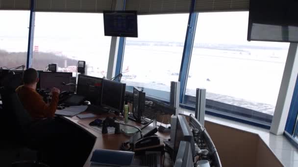 2021 Kazan Ryssland Kazans Internationella Flygplats Navigationskontrollrum Flygplatsen Man Som — Stockvideo