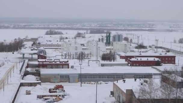 2021ロシア カザン 悪天候の中 冬のTatneftキャンペーンガスステーション ミッドショット — ストック動画