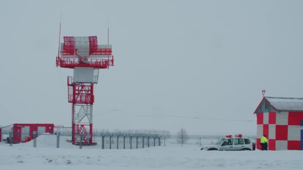 Řídící Věž Letišti Špatného Počasí Během Zimy Střední Snímek — Stock video