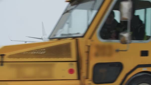 Желтый Грузовик Багажом Взлетно Посадочной Полосе Снежном Зимнем Аэропорту Вождение — стоковое видео