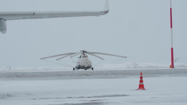 Helicóptero Que Está Sentado Nieve — Vídeo de stock