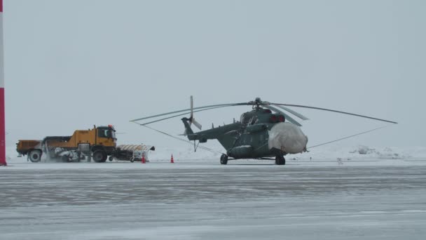 直升机坐在机场跑道顶上的直升机 — 图库视频影像