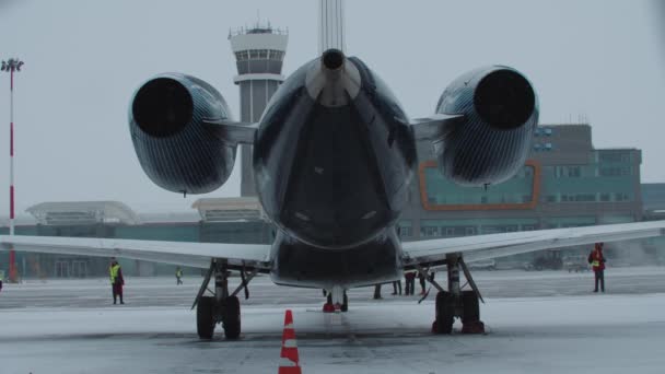 雪地机场跑道上的喷气式客机引擎涡轮机 — 图库视频影像