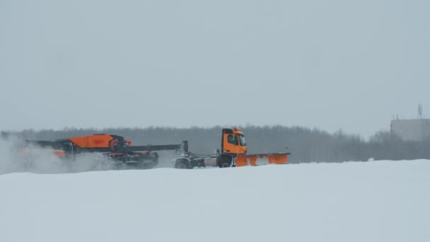스노우 트럭은 겨울에 활주로를 텔레포토 — 비디오