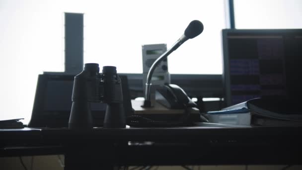 Ruang Kontrol Navigasi Bandara Mikrofon Dan Teropong Atas Meja Tutup — Stok Video