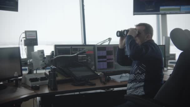 Sala Controle Navegação Aeroporto Homem Loocking Binóculos Para Neve Pista — Vídeo de Stock