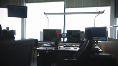 Havaalanındaki boş seyir kontrol odası, iş yeri. Orta çekim