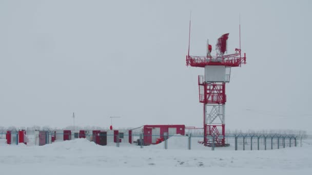 Une Tour Contrôle Aéroport Par Temps Neige Pendant Hiver Coup — Video