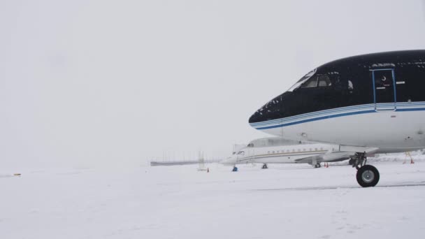 Зимовий Снігопад Покрив Аеропорт Великі Пасажирські Літаки Стоять Аеродромі Телефонний — стокове відео