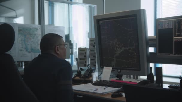 Navigationsraum Flughafen Ein Alter Mann Der Mit Einem Monitor Arbeitet — Stockvideo