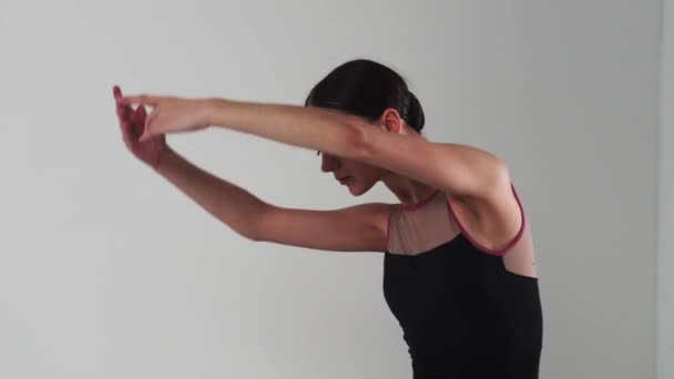 Bailarina Joven Vestido Negro Bailando Mostrando Movimientos Con Las Manos — Vídeos de Stock
