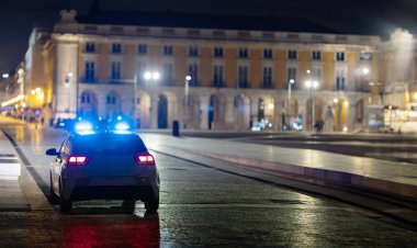 Yolun kenarına park etmiş bir polis arabası. Yaklaş.