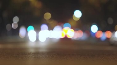 Gece yoldaki bulanık arabalar - şehir trafiği - yavaş çekim