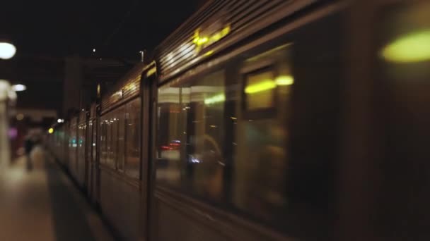 Subrban地铁站 火车行驶 模糊镜头 — 图库视频影像