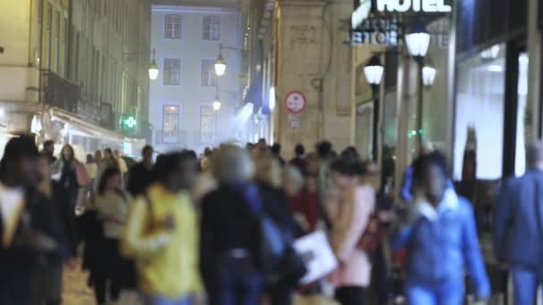 Uma Multidão Pessoas Andando Por Uma Rua Noite Restaurantes Cafés — Vídeo de Stock
