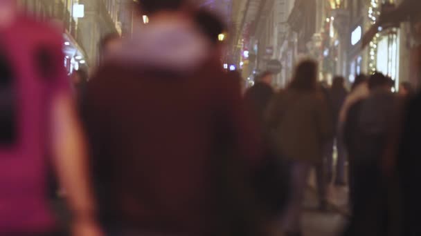 Multitud Personas Caminando Por Una Calle Por Noche Vida Ciudad — Vídeo de stock